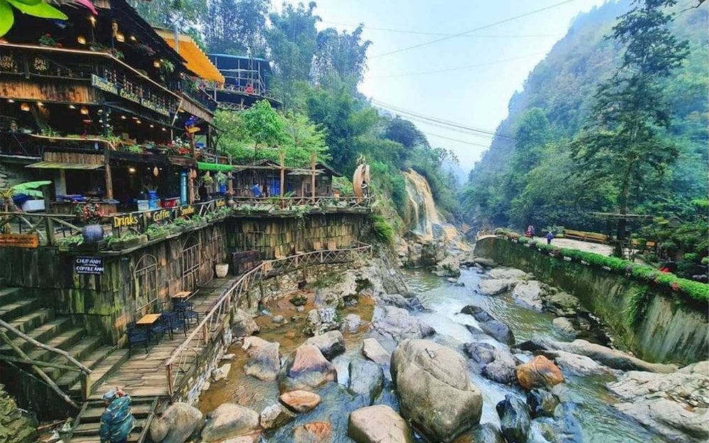Learn about the unique architecture and living space arrangements of the H'Mong people in Cat Cat Village 